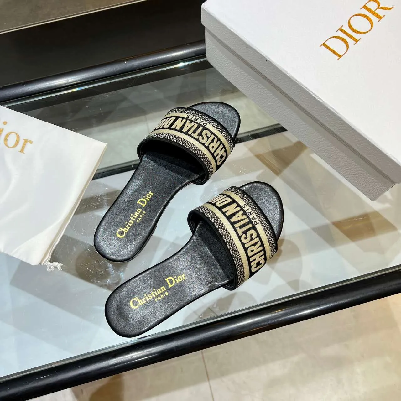 👟👟Ex-factory price👟👟Ex-factory price 360👟👟 (Dior) Dior counter new color women's flat slippers.💥 💥 💥 Fashionable and novel. Simple and elegant yet elegant. [Rose] [Rose] [Rose] The original version is developed at 1:1, and the material is the same as the original version. Color. Black. Red. Pink. Blue..., code number 35-40. (41 can be customized)